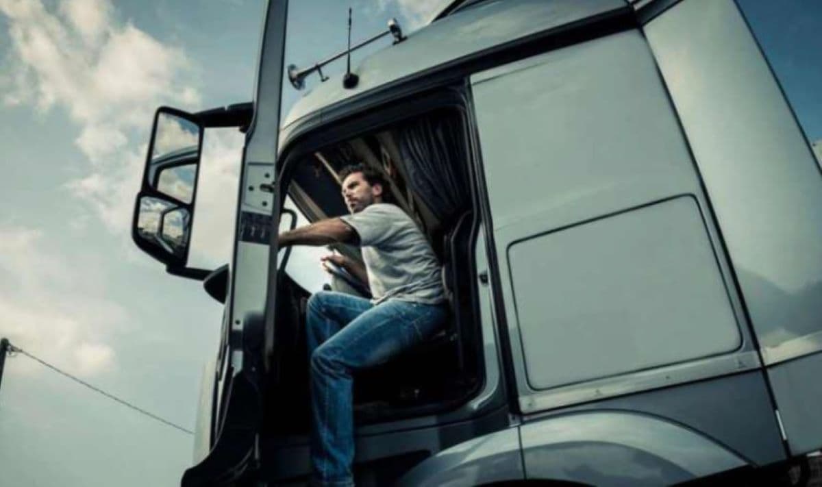 Understanding the Main Factors That Lead Professional Drivers to Switch Companies: Salary and Work-Life Balance Matters