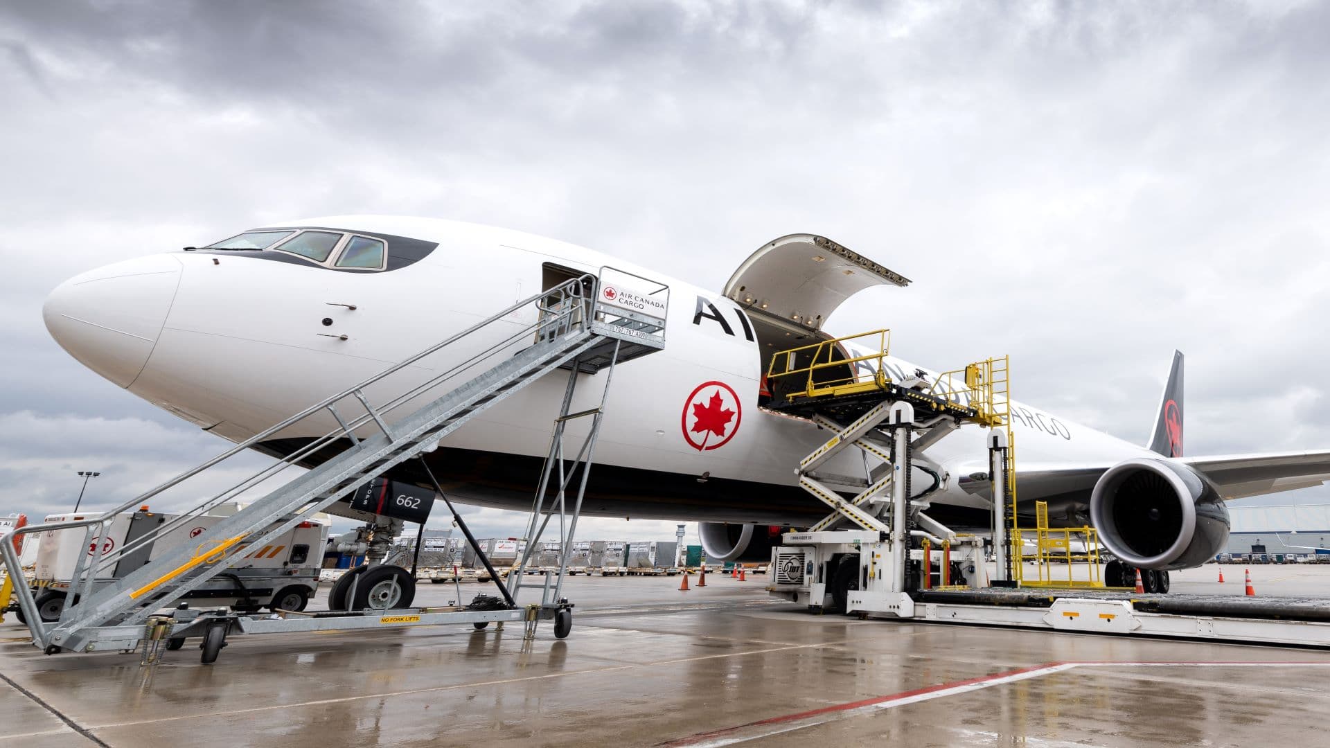 Air Canada's Flight Operations Restart After Government Mandates Binding Arbitration