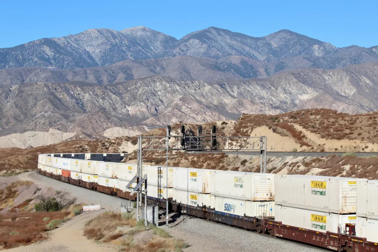 J.B. Hunt and Canadian Railroads Maintain Stable Intermodal Operations Despite Trade Fluctuations
