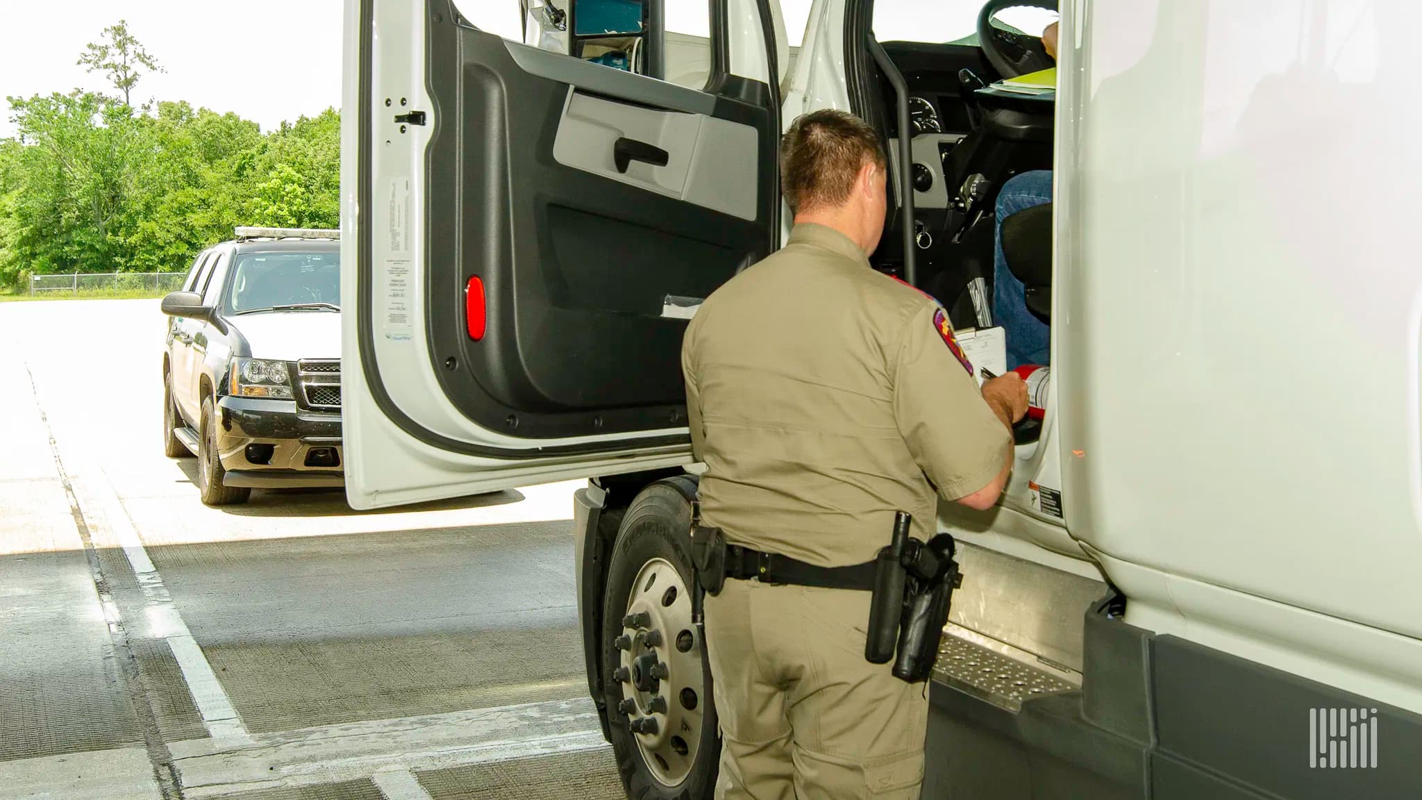 Legislation Aims to Enforce English Proficiency for Truck Drivers