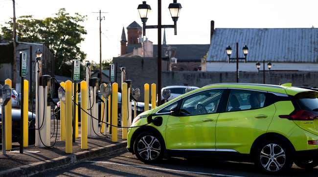 U.S. Electric Vehicle Charging Networks Gain Momentum as NEVI Funds Resume