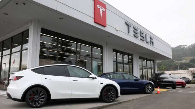 Tesla smeruje k bezpečnejšiemu dizajnu kľučky dverí uprostred prebiehajúceho vyšetrovania NHTSA týkajúceho sa bezpečnosti