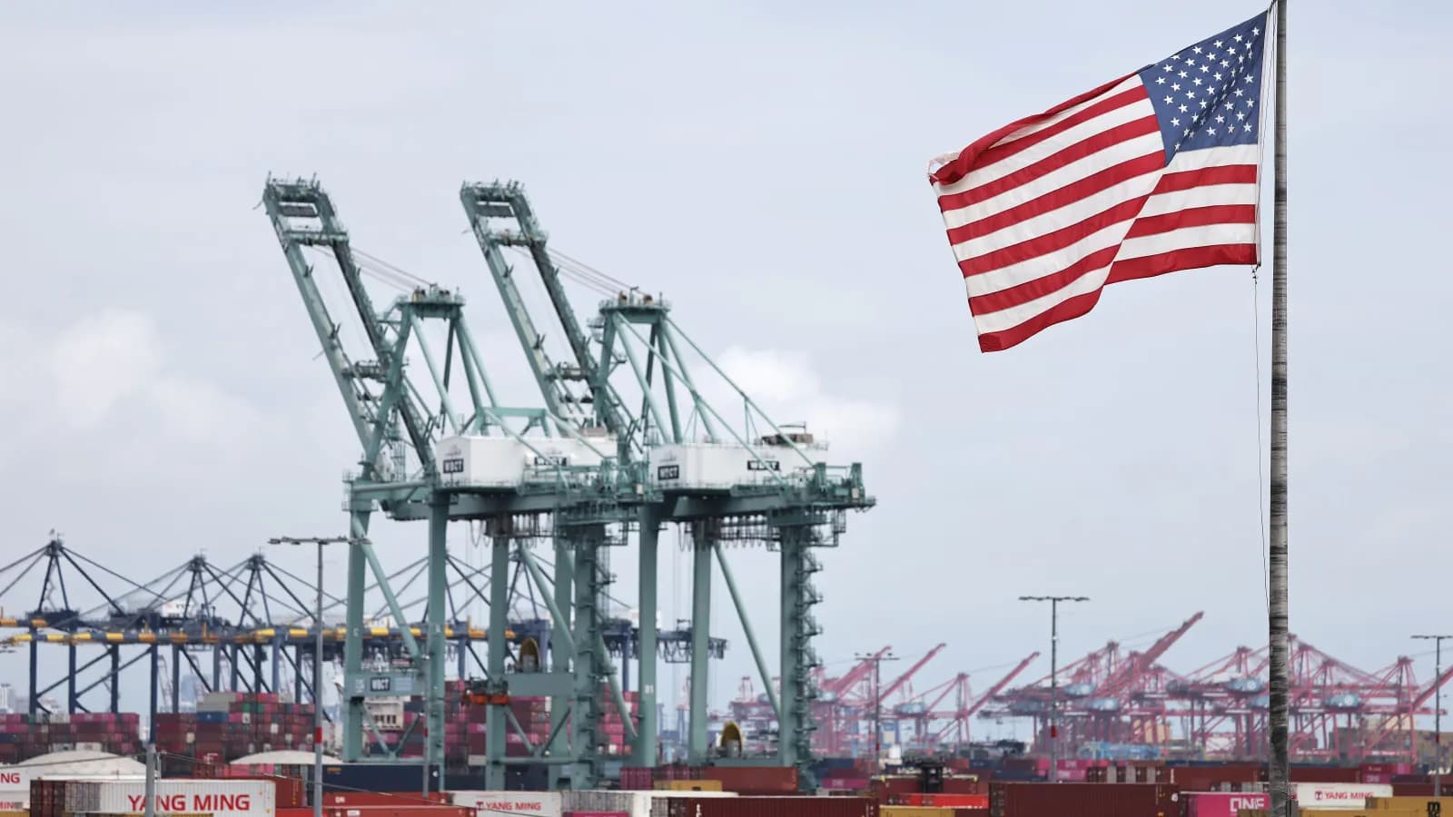U.S. Enforces 100% Tariffs on China-Connected Ship-to-Shore Cranes and Port Equipment