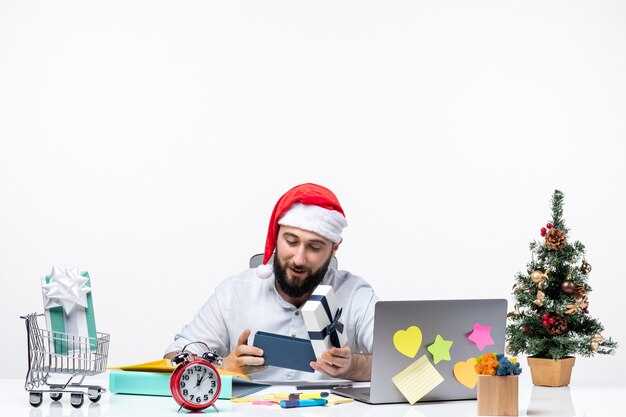 Deloitte Forecasts Slow Holiday Retail Growth as E-commerce Surges