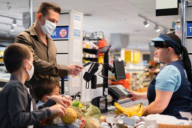 What hardware and software components power micromarkets vs smart stores?
