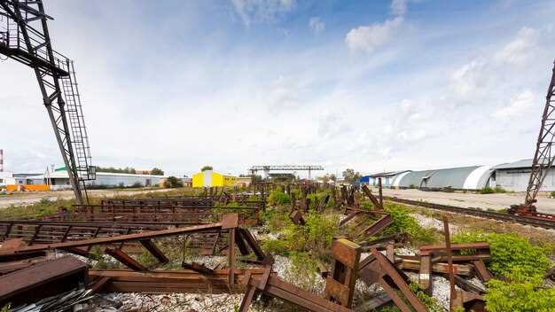 Strategic priorities for a top wagon-plant: throughput, quality, modular design, and 2023 container rollover trends