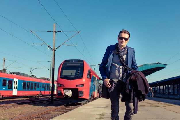 Which statutory clauses now require CN and CP to change service priorities?