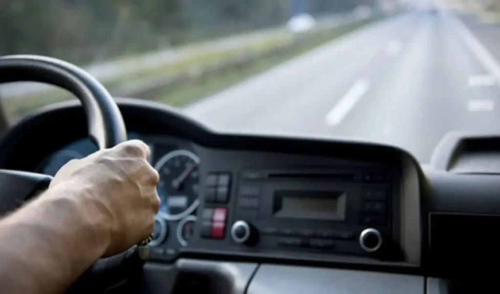 Démission d'un chauffeur de camion pour avoir pris une pause lors d'une livraison urgente