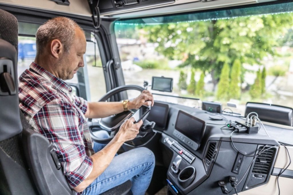 Exploring Direct Connections Between Shippers and Small Carriers in Logistics
