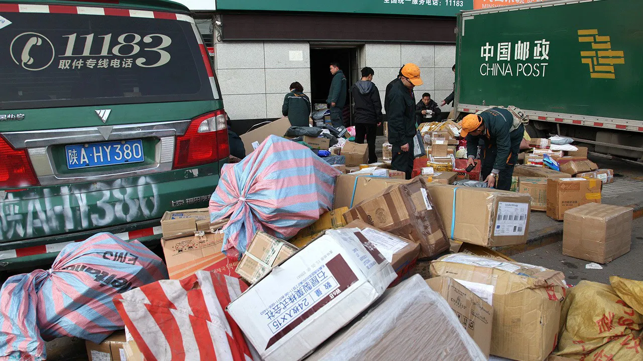 De Amerikaanse autoriteiten treden hard op tegen Chinese pakketzendingen met valse labels.