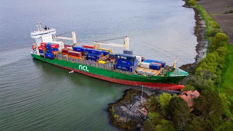 Vastlopen van een vrachtschip in Noorwegen leidt tot aardverschuivingen en evacuaties