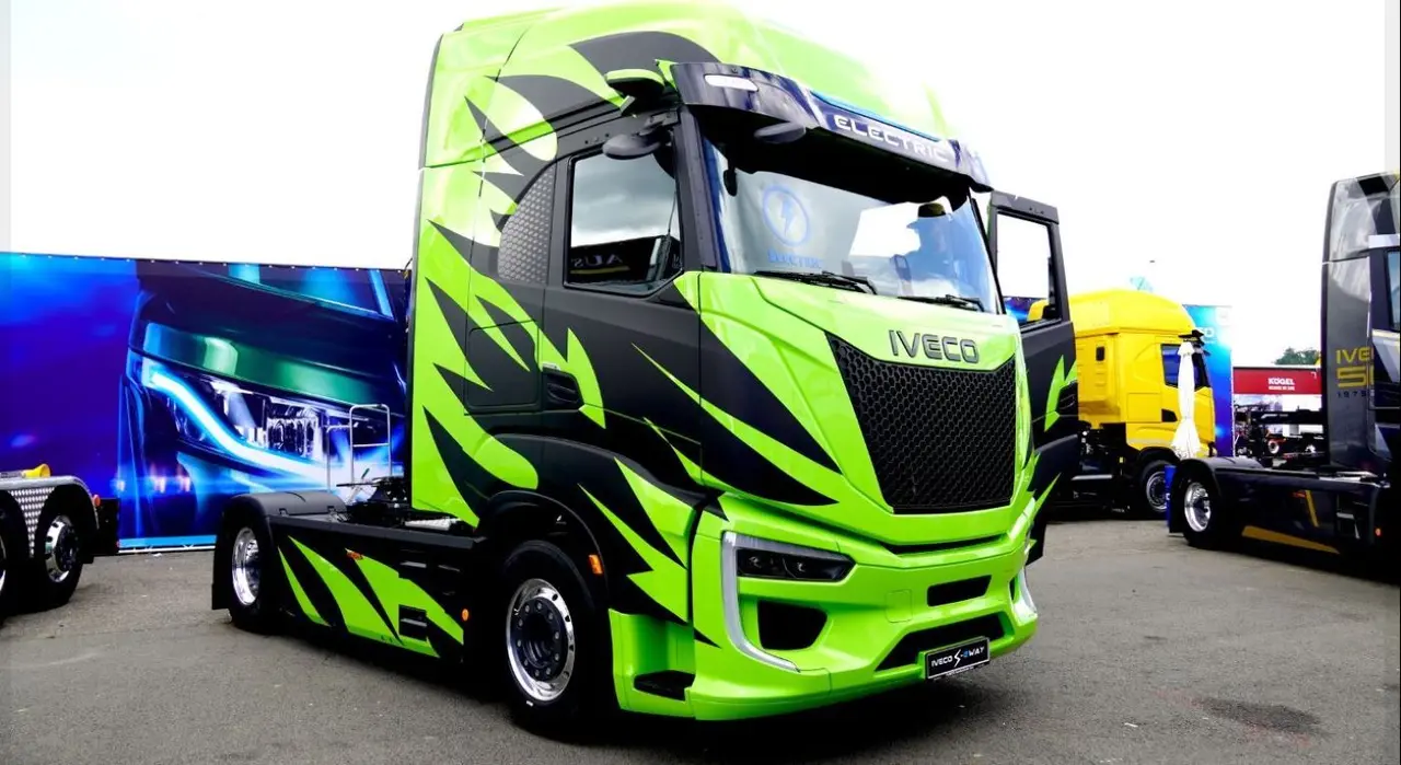 IVECO Unveils the S-eWay Electric Truck at the European Truck Racing Championship