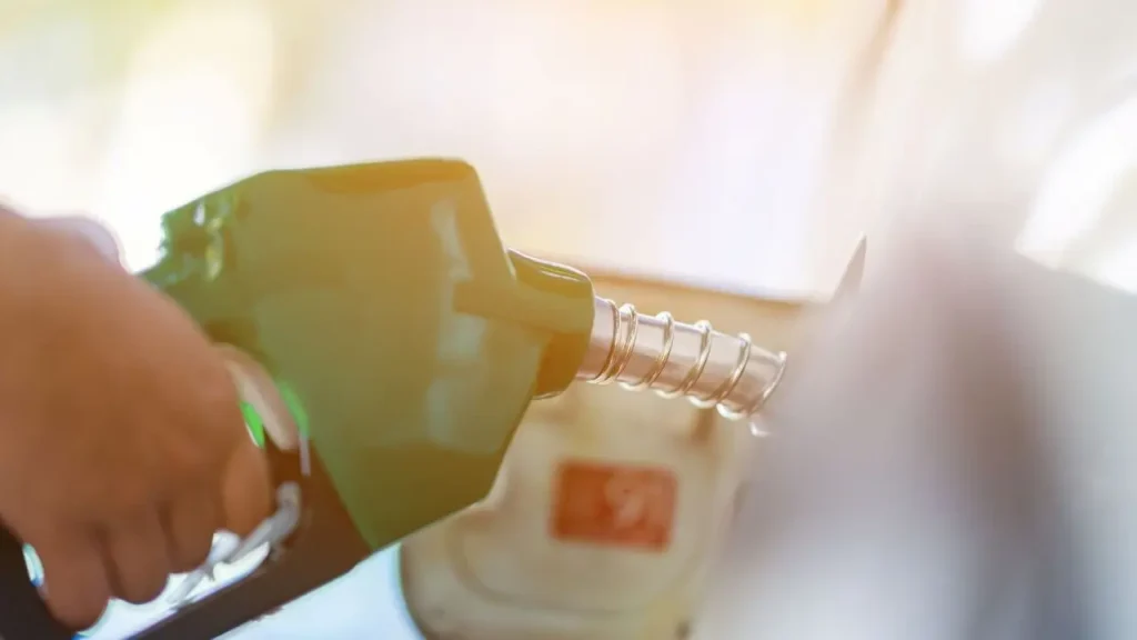Les tensions géopolitiques font grimper le prix des carburants cet été