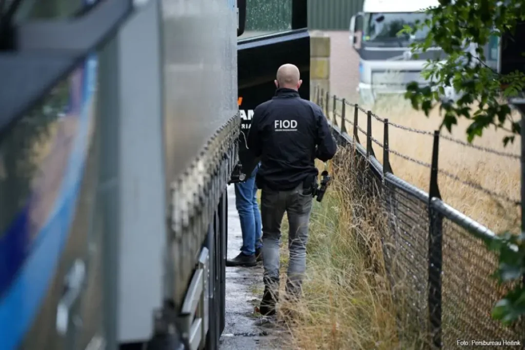 Douze camions déployés pour la saisie de marchandises provenant d'une fabrique illégale de cigarettes