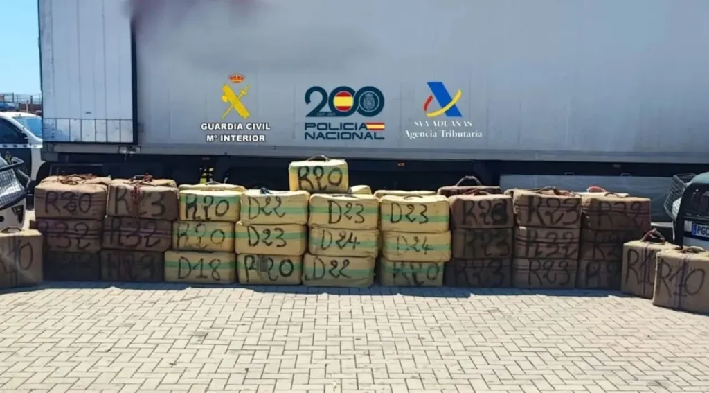 Arrestation d'un camionneur dans le port d'Ibiza en possession de 2 500 kilogrammes de haschisch