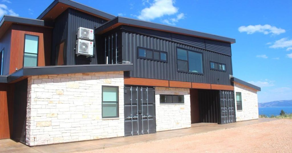 Une maison de vacances unique à Bear Lake, fabriquée à partir de conteneurs d'expédition