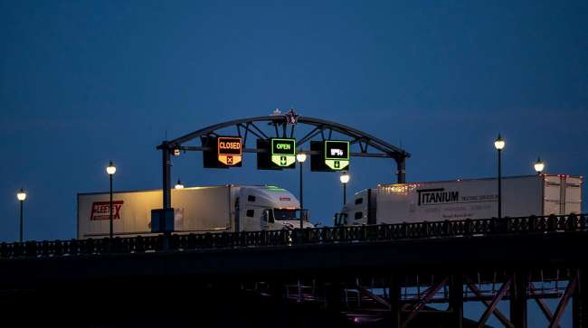Declining Canadian Exports to the U.S. Amidst Tariff Pressures Impacting Trade