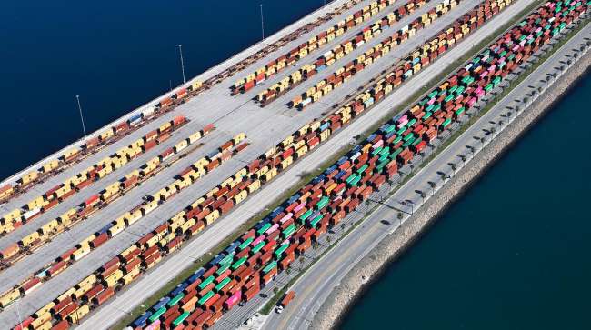 Le volume des importations américaines par conteneur connaît une baisse significative en raison de l'évolution des tarifs douaniers