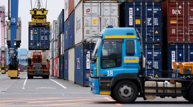 Analyzing the Effects of Tariff Changes on Global Trade and Logistics