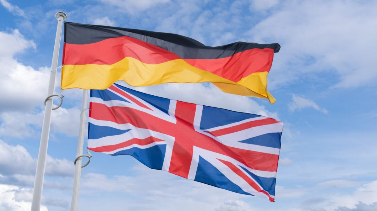 英国和德国缔结新条约，加强经济合作。