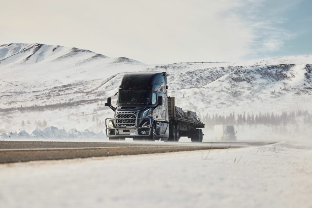 Essais de performance par temps froid des camions Volvo VNL en Alaska
