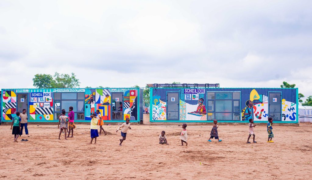 Zeecontainers zorgen voor een revolutie in het onderwijs voor ontheemde kinderen in Nigeria