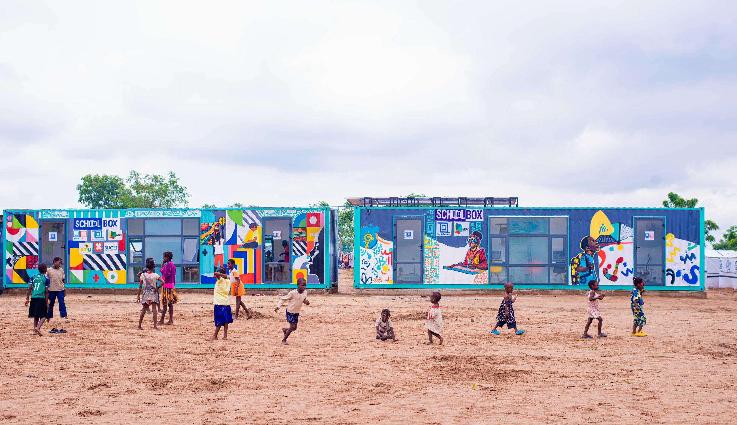 Zeecontainers zorgen voor een revolutie in het onderwijs voor ontheemde kinderen in Nigeria