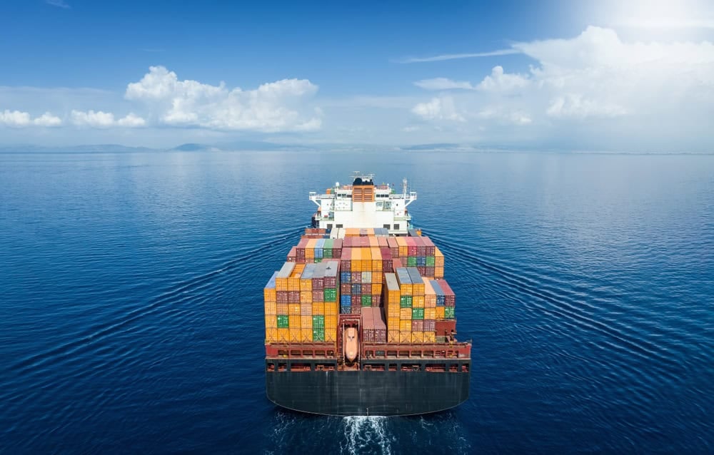 Trends in Container Shipping: Spot Rates Decline Amid Steady Charter Rates