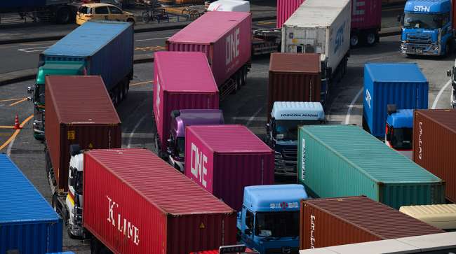 Effects of Delayed Tariffs on Global Trade and Logistics
