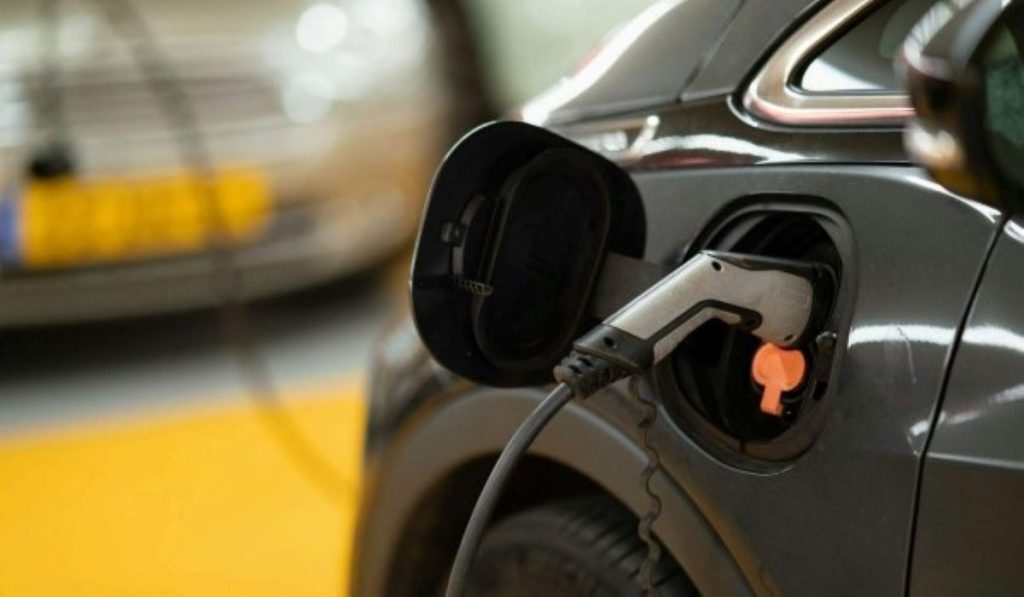 EU Data Reveals Plug-in Hybrids Emit Almost Five Times More CO2 Than Testing Figures Suggest – What This Means for Transportation