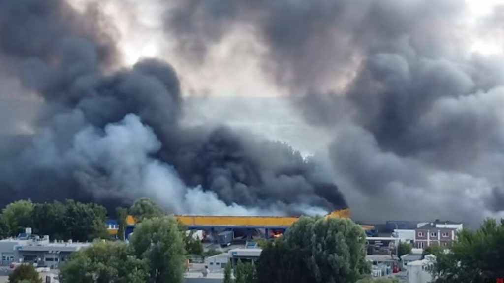 Large Fire at Hamburg’s Veddel Logistics Center Causes Evacuations, Explosions, and Road Closures