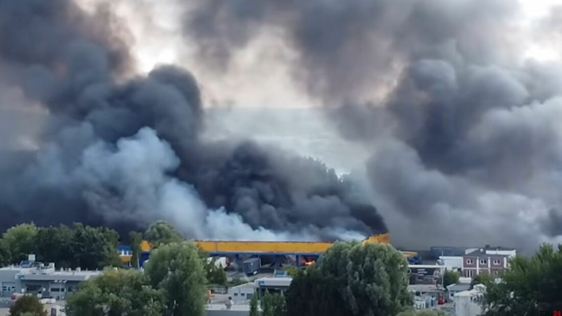 Large Fire at Hamburg’s Veddel Logistics Center Causes Evacuations, Explosions, and Road Closures