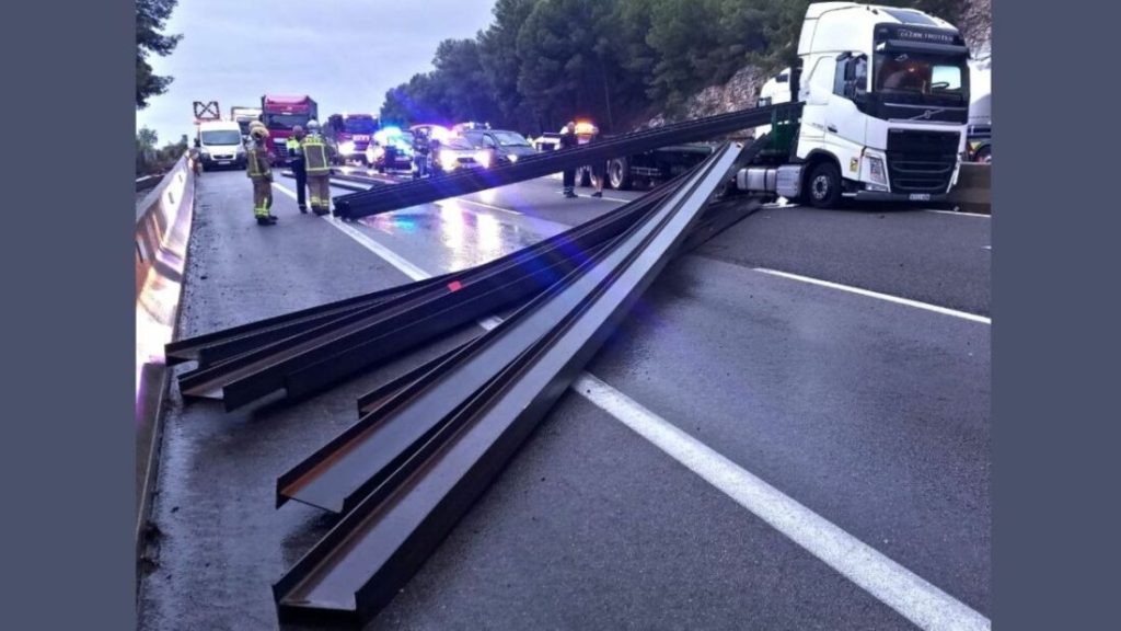 Cargo Loss Incident on AP-7 in Tarragona Highlights Transport Safety Challenges
