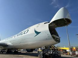 Hong Kong’s Airfreight Sector Faces Shifts Amid E-commerce Changes and Regional Competition