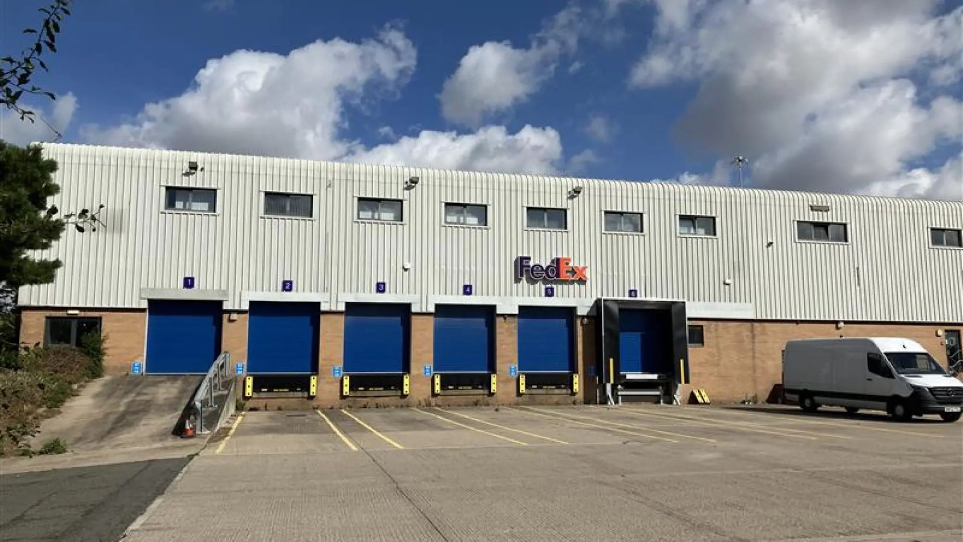 FedEx enhances UK air freight capacity with a state-of-the-art facility at East Midlands Airport