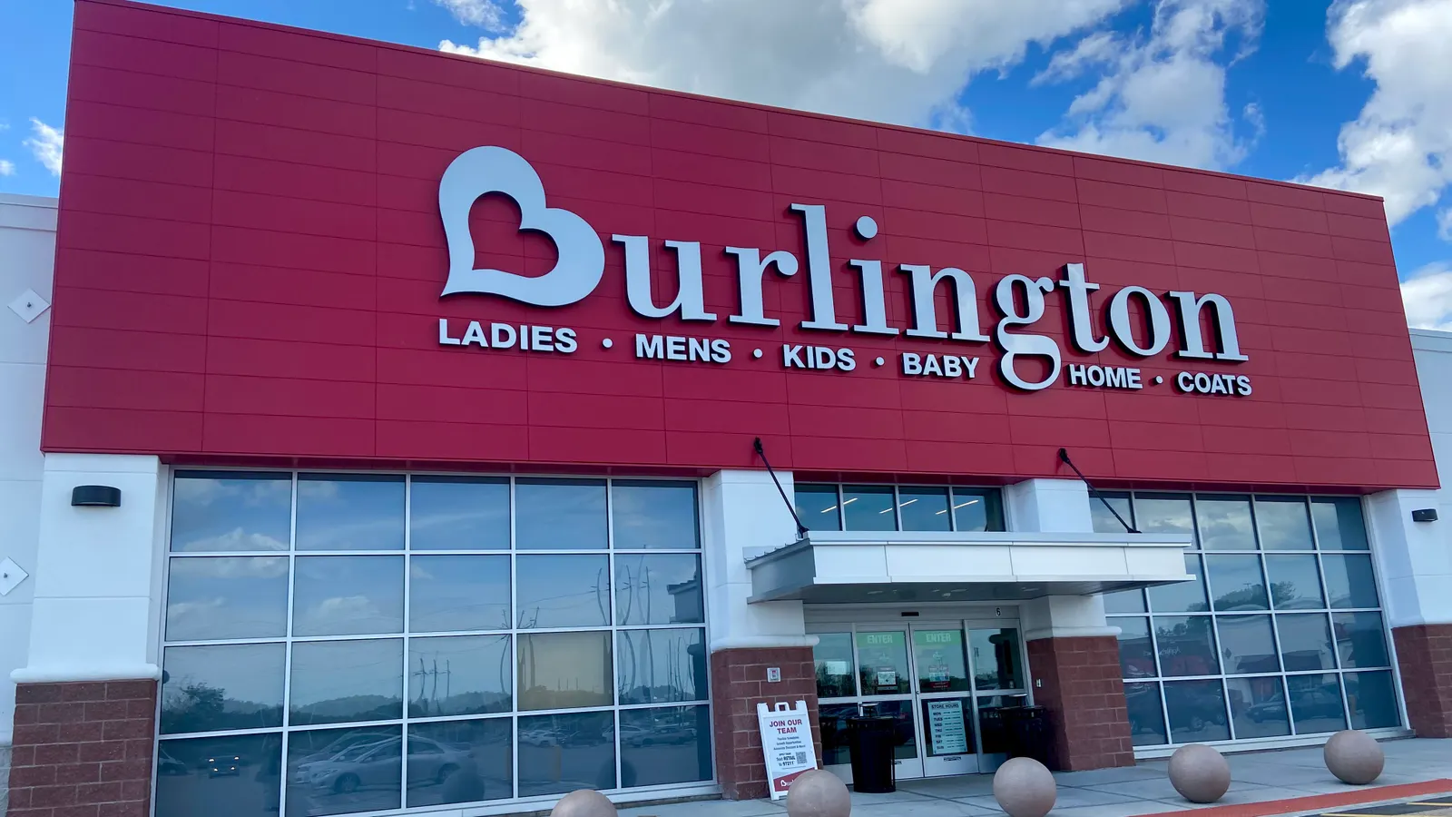 Strategies Off-Price Retailers Use to Stay Competitive Amid Rising Tariffs