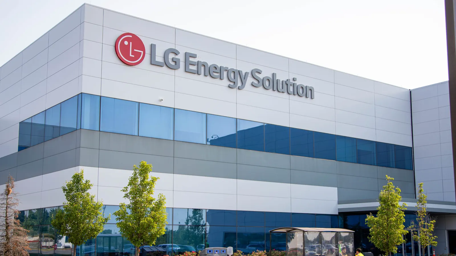 Mercedes-Benz and LG Energy Partner on  Billion EV Battery Supply for US and EU Markets