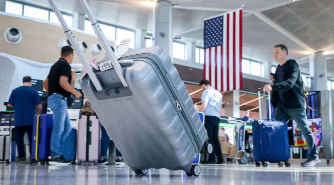 Flight Delays Mount Across US Airports Due to Air Traffic Controller Shortage and Government Shutdown