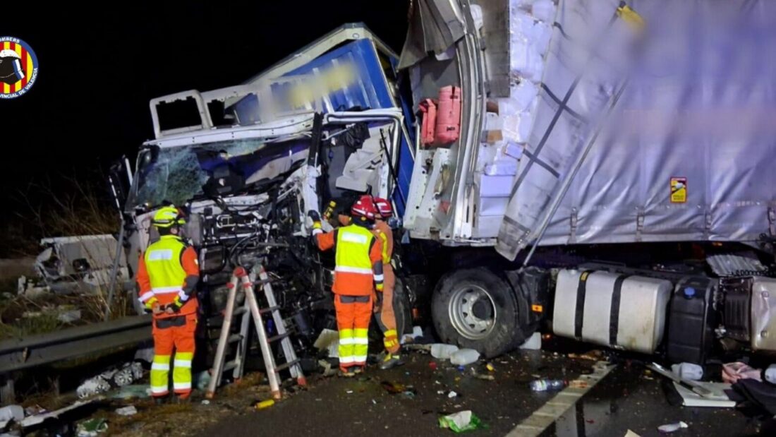 Collision Involving Three Trucks on A-7 Near Valencia Injures Truck Driver