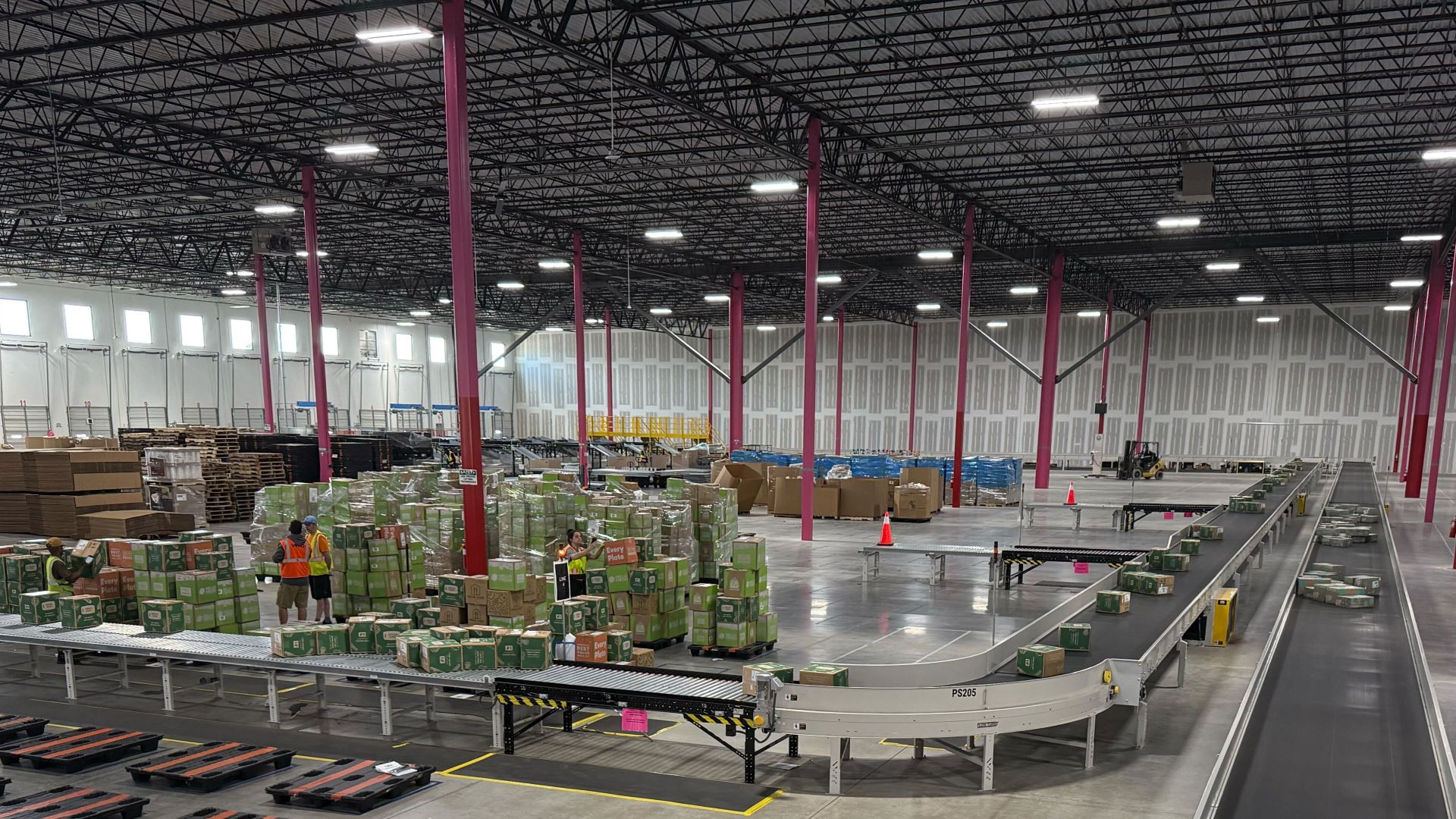 Freight Trends Indicate a Sharp Goods Sector Slowdown Amid Persistent Transport Overcapacity in 2025