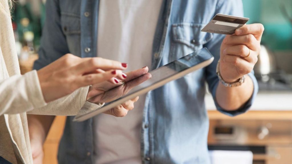 Why Human Interaction Remains Key in Resolving E-Commerce Logistics Challenges Amid AI Integration