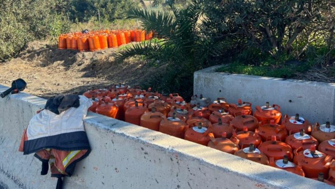 Incident on A-7 Highway: Over 200 Butane Cylinders Fall From Truck Due to Tire Blowout