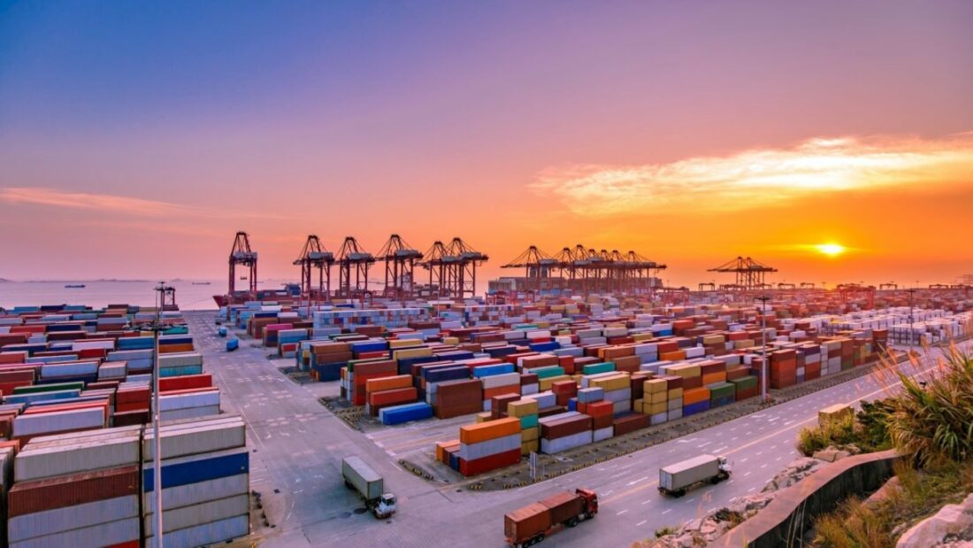 中国の力強い輸出拡大は、緩やかな輸入の伸びと対照的であり、世界の物流構造を形成している。