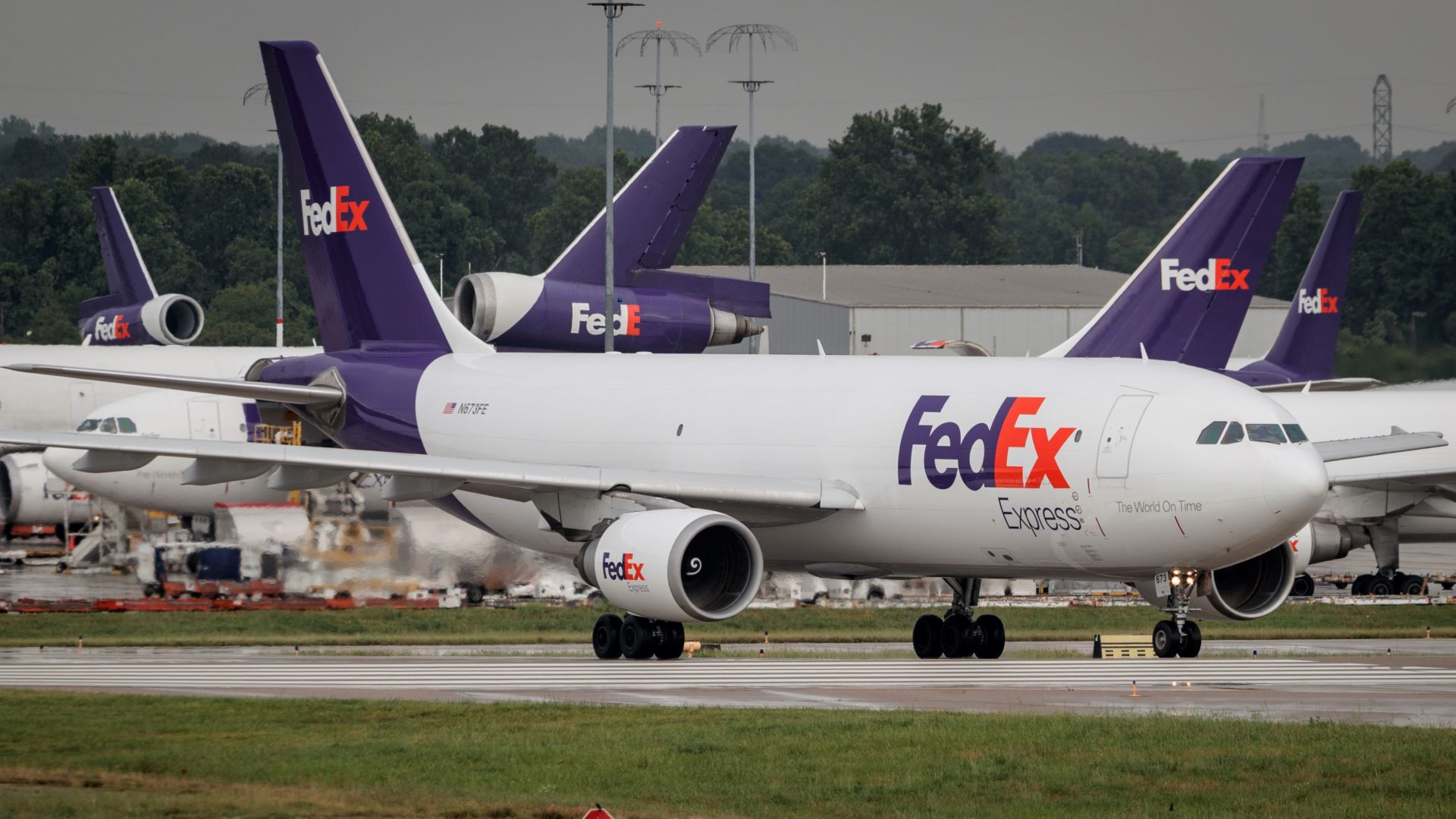 FedEx, MD-11 항공기 운항 중단으로 조종사 숙소 및 일정 관리에 차질 발생, 운영 부담 가중
