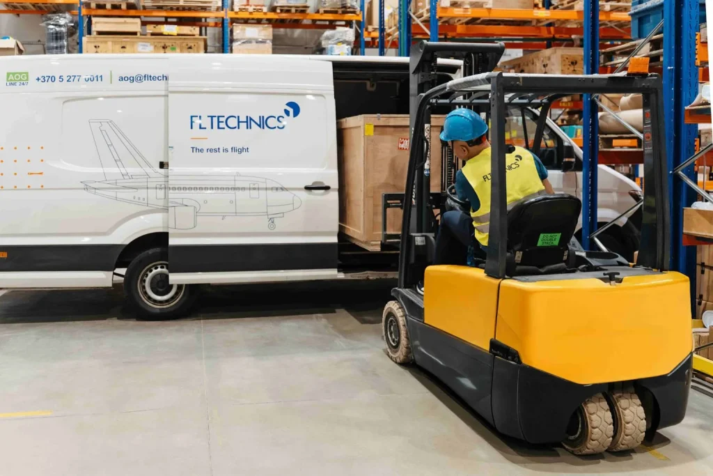 Как специалисты по логистике в аэрокосмической отрасли обеспечивают бесперебойную работу авиакомпаний благодаря своевременным поставкам