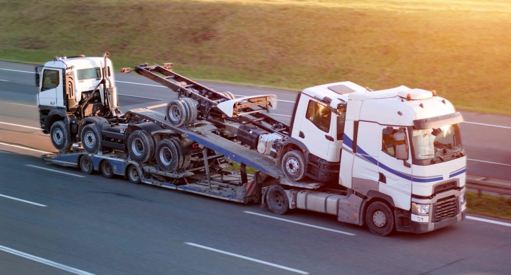 Bemästra tung utrustningslogistik: Effektiva transportlösningar för överdimensionerad last