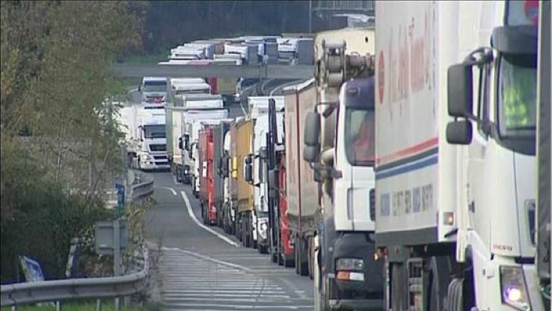 Dringende Forderungen zur Wiederherstellung des freien Warenverkehrs an der baskischen Grenze inmitten von Störungen