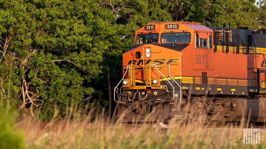 Förstå utmaningarna och farhågorna kring sammanslagningen av Union Pacific och Norfolk Southern järnväg.
