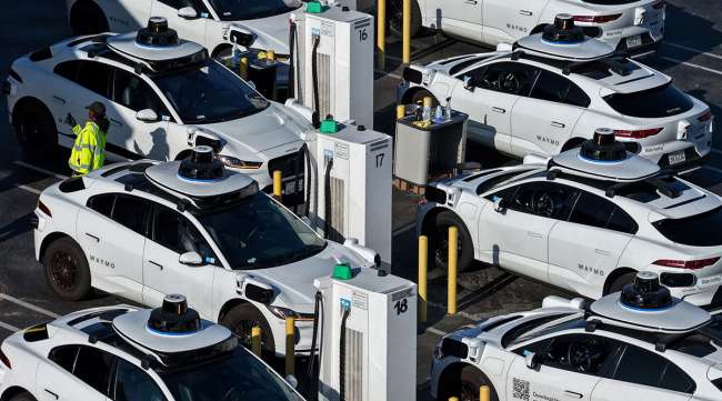 Waymo Seeks Massive Investment to Accelerate Autonomous Taxi Expansion Amid Fierce Industry Competition
