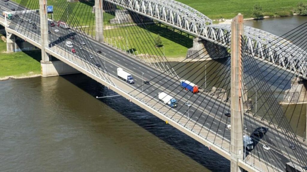 IRU, ACEA and T&E urge the European Commission to guarantee AFIF funding continuity for truck charging